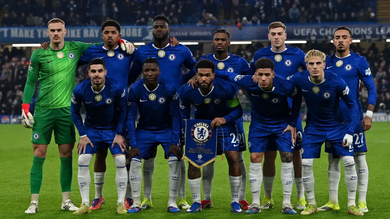 تسعى أيرلندا لإقناع مهاجم تشيلسي بأن يختار اللعب معها، تمامًا مثل والده.